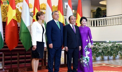 Tối ngày 25/9/2017, Thủ tướng Nguyễn Xuân Phúc và Phu nhân chiêu đãi Thủ tướng Hungary và Phu nhân tại Trung tâm Hội nghị Quốc tế